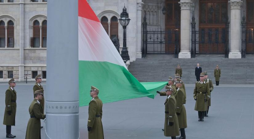 Felvonták, majd félárbócra engedték a nemzeti lobogót az Országház előtt