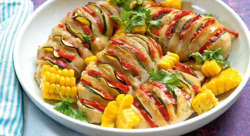 Hasselback-csirke cukkinivel, paprikával, kukoricával