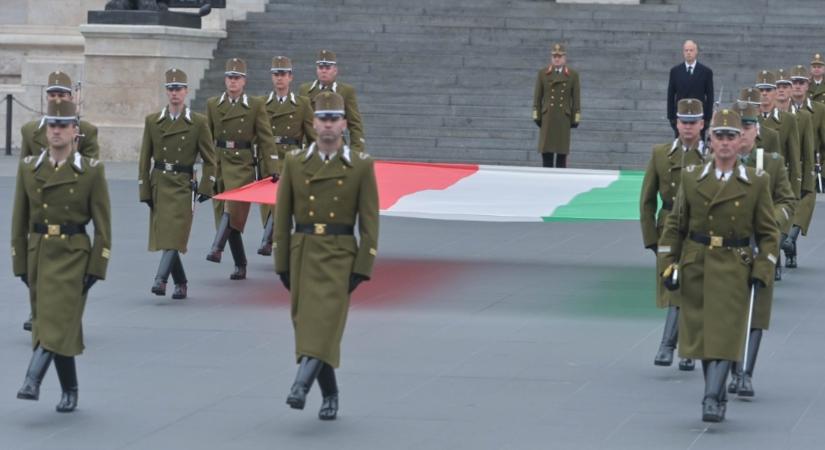 Felvonták, majd félárbócra engedték a nemzeti lobogót az Országház előtt az aradi vértanúk emléknapján