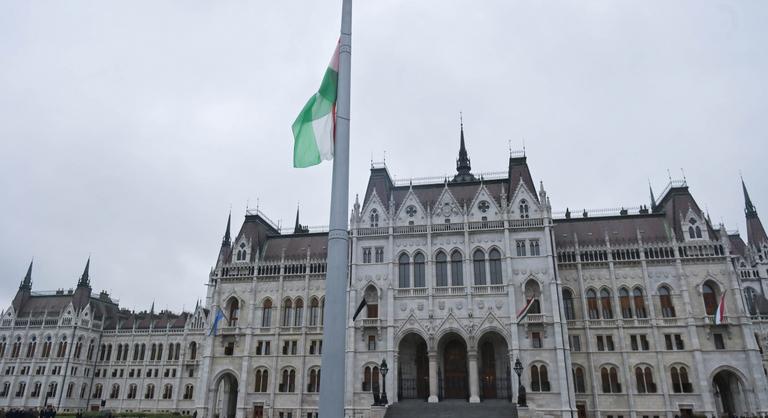 Félárbócra engedték a nemzeti lobogót az Országháznál az aradi vértanúk tiszteletére