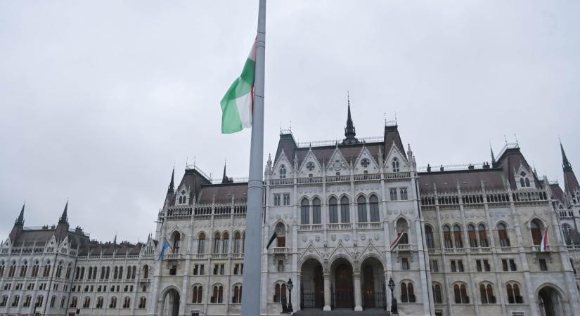 Felvonták, majd félárbócra engedték a nemzeti lobogót a nemzeti gyásznapon