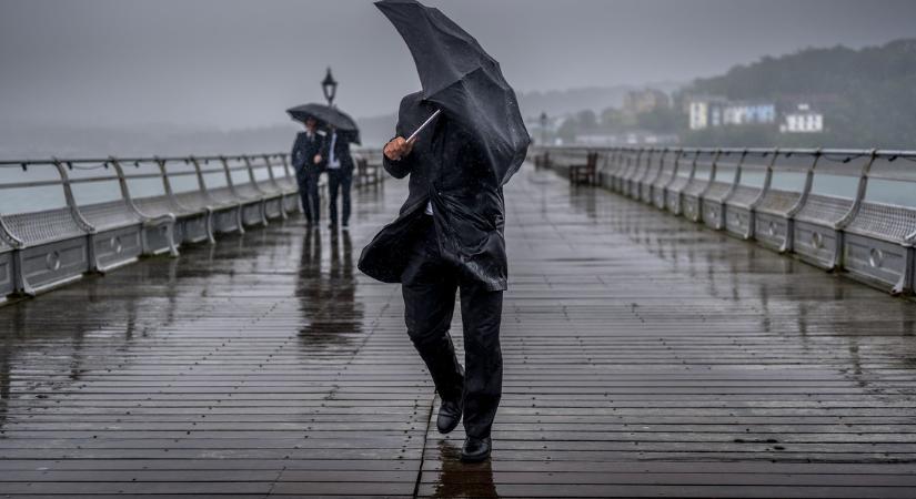 Kiadták a riasztást! Hátborzongató időjárás közelít felénk, már a Balaton vízszintje is sokat nőtt