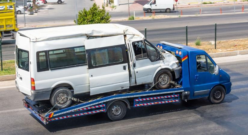 Felborult egy mikrobusz a 25-ös főúton