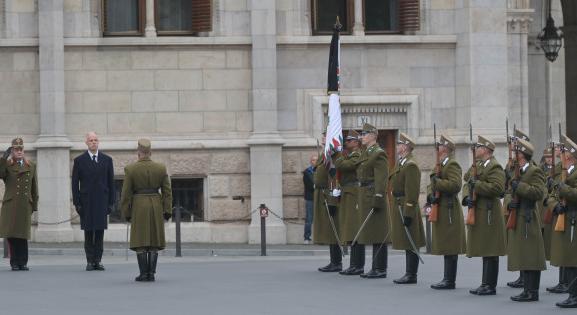 Félárbócra engedték a nemzeti lobogót az Országház előtt