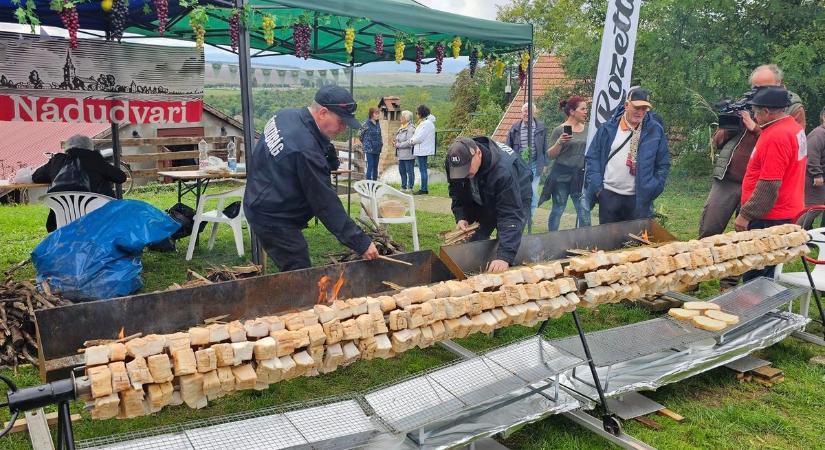 Új Guinness-rekord: négyméteres nyárson sült a szalonna  videó