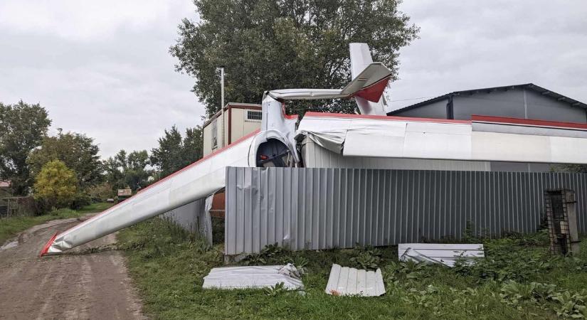 Most érkezett: vitorlázórepülő csapódott egy konténerbe Dunakeszin - döbbenetes, mi történt a pilótával - Fotóval