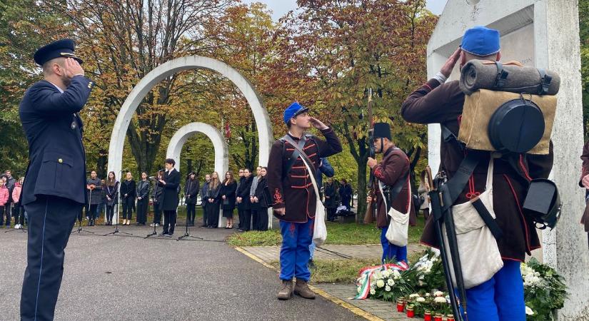 Az aradi vértanúkra emlékeztek a nemzeti gyásznapon Kecskeméten – galériával, videóval