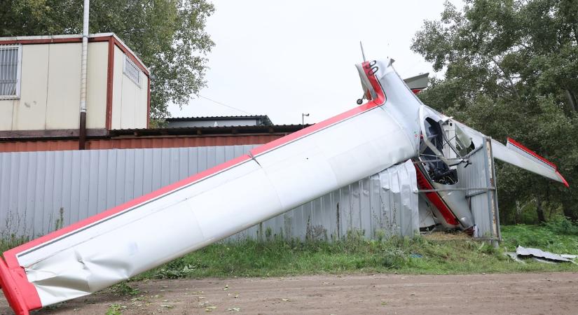 Újabb fejlemények érkeztek a sokkoló balesetről: kiderült, hogy van a Dunakeszinél lezuhant gép pilótája - helyszíni fotók