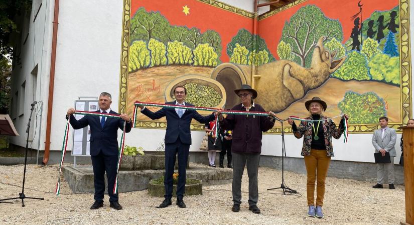 Ősei falujának ajándékozott falfestményt a művész