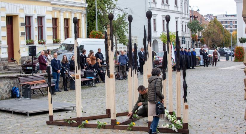 Köztéri installációval emlékeztek meg az aradi vértanúkról Székelyudvarhelyen