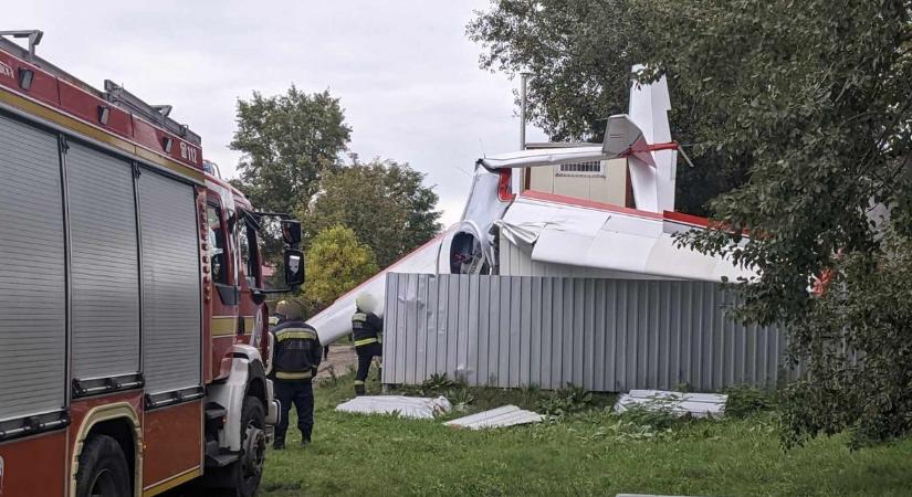 Nagy erőkkel rohantak a mentők: lezuhant egy vitorlázó-repülőgép Dunakeszin