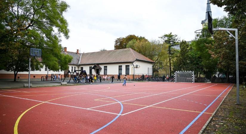 Új lehetőségeket kínál a rekortán pálya a mezőtúri iskolában