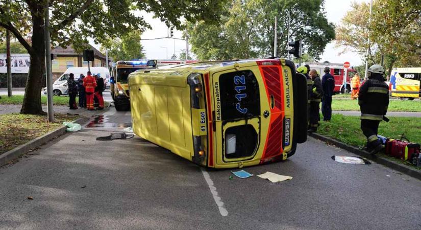 Szirénázó mentővel ütközött egy autó a XV. kerületben