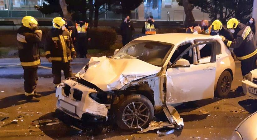 Durva tömegkarambol az Üllői úton: kukára törték a BMW elejét