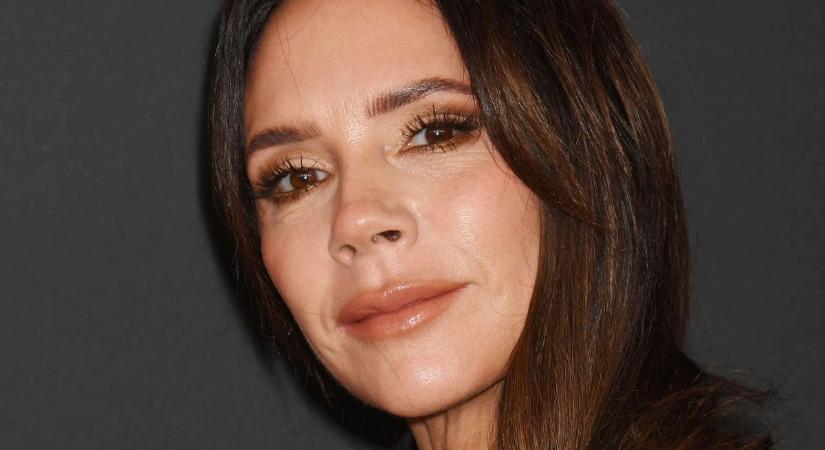 Victoria Beckham bugyi nélkül terpesztett? - Itt az intim videó