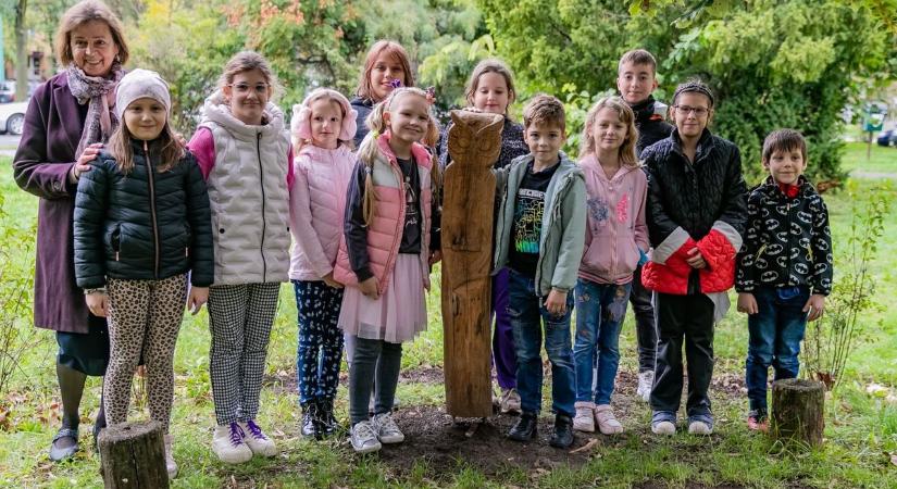 Nem lett az Év fája, de őszi dallamokat vonzott — képgalériával