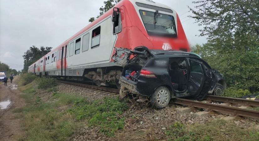 Elsodorta a vonat a személyautót, meghalt egy férfi