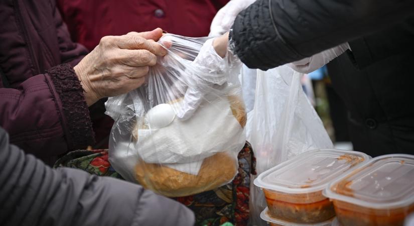 A balta és egy gázspray is előkerült a borsodi ételosztáson