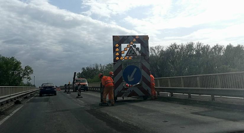 Kátyúznak csütörtökön az algyői Tisza-hídon