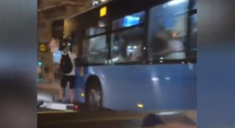 Az ablakon behajolva ütötte a buszsofőrt a megvadult villanyrolleres