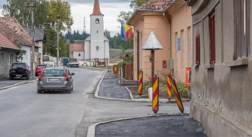 Befejezés előtt az útkarbantartás Csíkszeredában