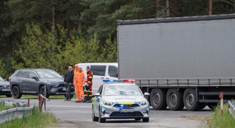 TRAGÉDIA: Szörnyethalt egy motoros, miután nekihajtott egy autónak