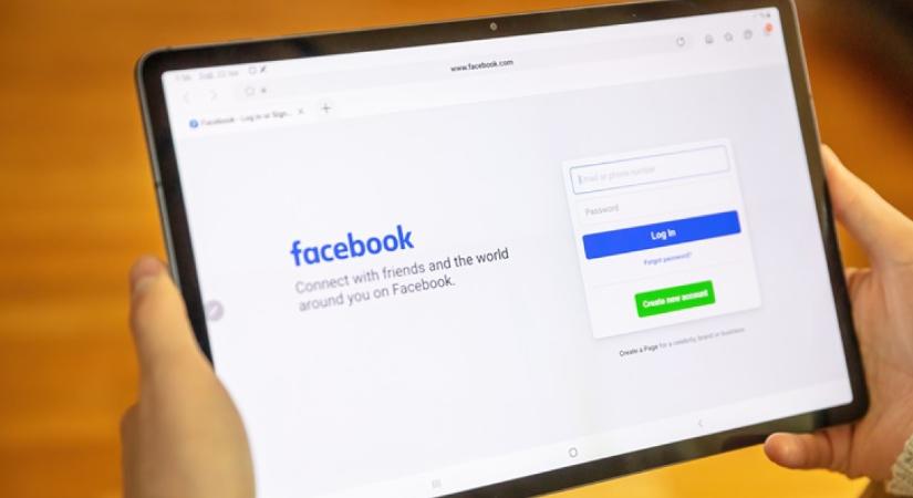 Békésen böngészte a Facebookot, amikor hirtelen élete legintimebb fotója került elé