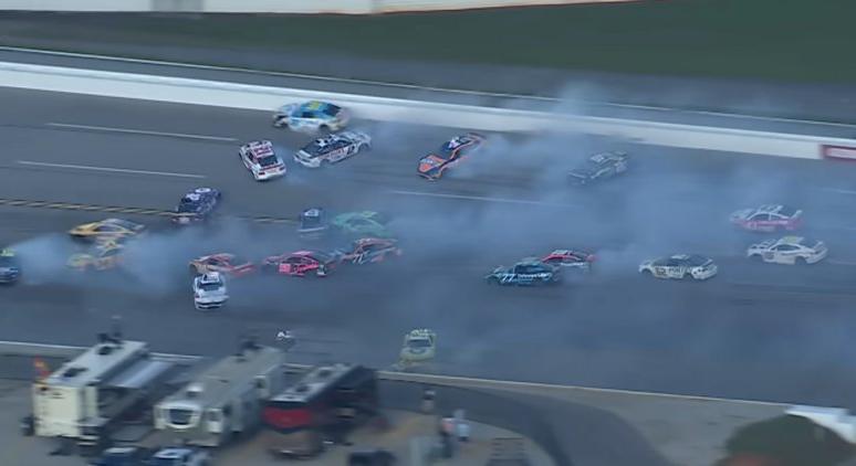 Csaknem a komplett mezőny belekeveredett a talladegai NASCAR-balesetbe – videó