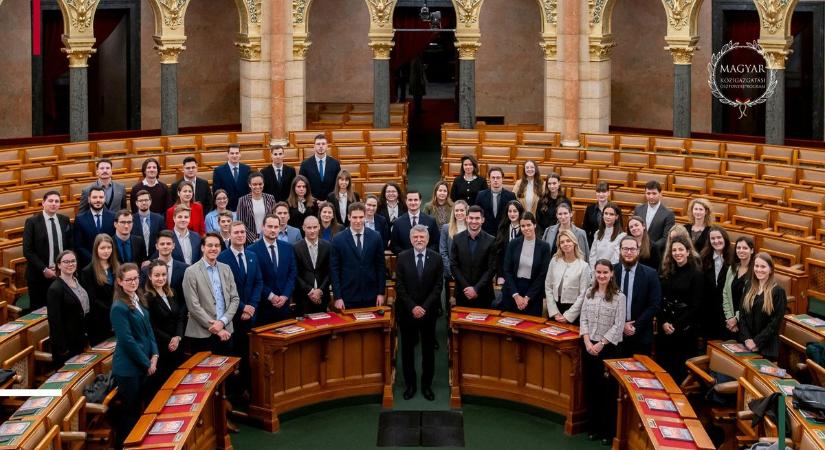 Október 15-ig lehet jelentkezni a Magyar Közigazgatási Ösztöndíjprogramra