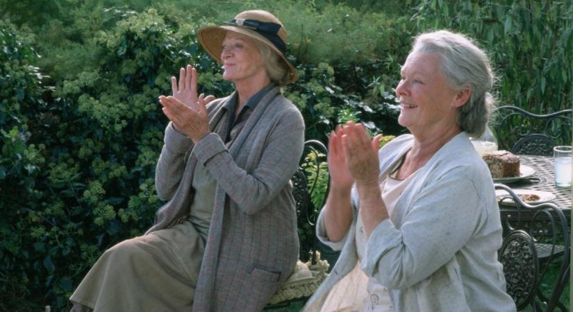 Judi Denchet Maggie Smith haláláról kérdezték, könnyekben tört ki