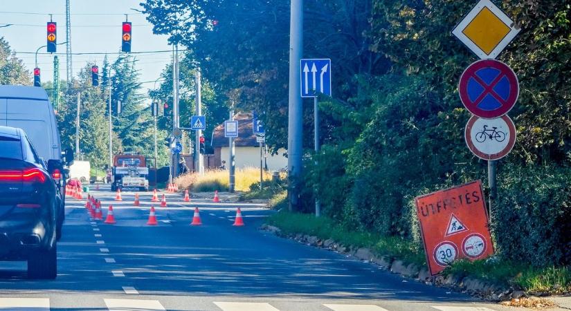 Torlódás van: Festik az útburkolati jeleket Szombathely belvárosában