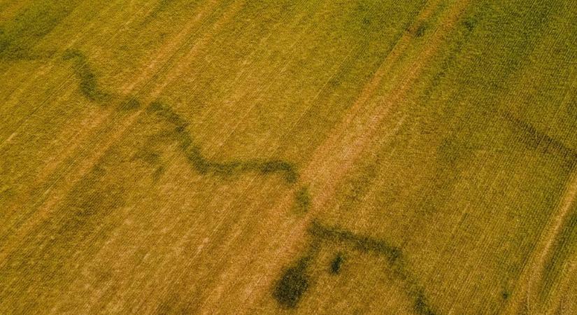 Ma is látszanak a levegőből a második világháborús lövészárkok és bombák nyomai