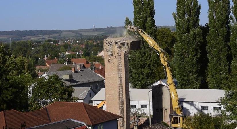 Így omlasztották össze Tata legnagyobb gyárkéményét, az is tudni, mit építenek a helyére  videó