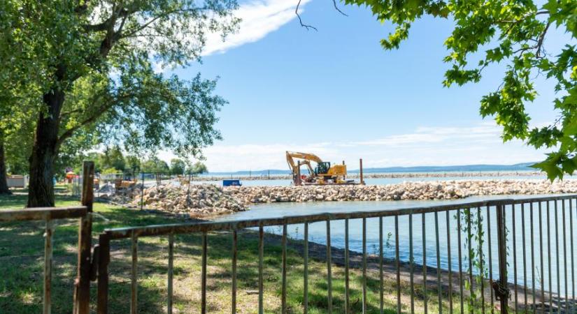 Kúriai döntés nem számít, engedély nélkül is gőzerővel dolgozik a balatonföldvári Nyugati strandon a NER-közeli cég – Videó!