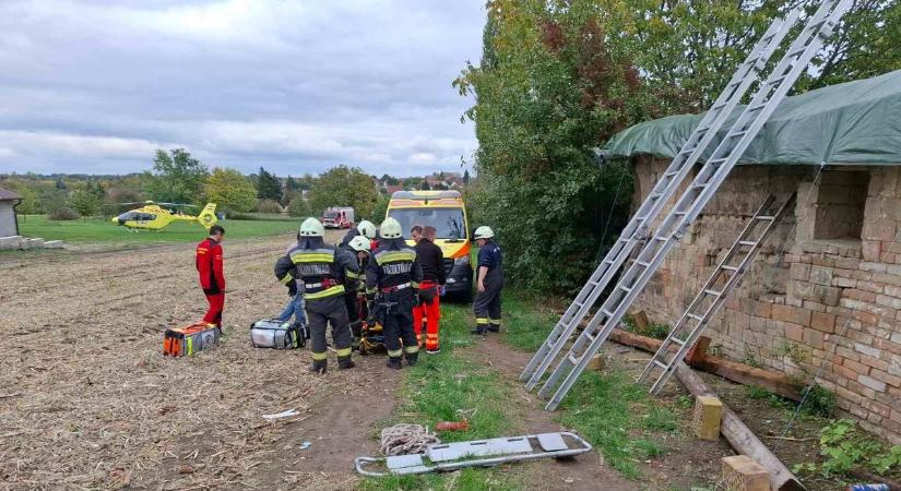 Riasztották a mentőhelikoptert: egy ájult embert hoztak le az épület tetejéről