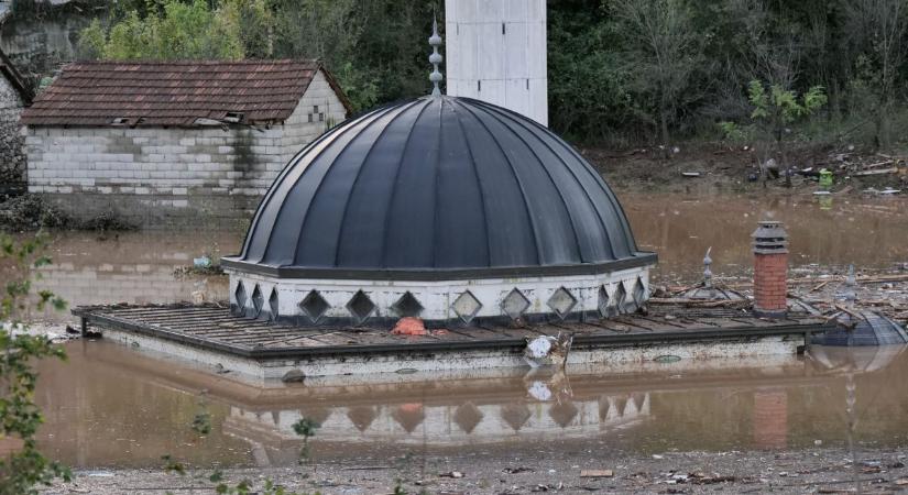 Fotókon a katasztrofális árvízhelyzet Boszniában (GALÉRIA)