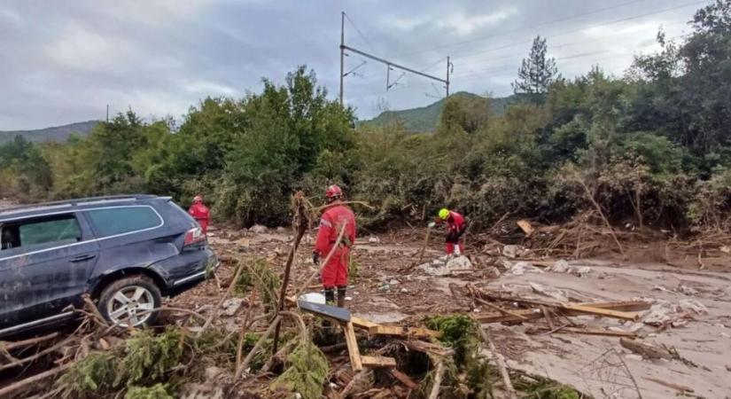 Szerbiai mentőcsapat is keresi a boszniai áradásokban eltűnt személyeket (Fotók)