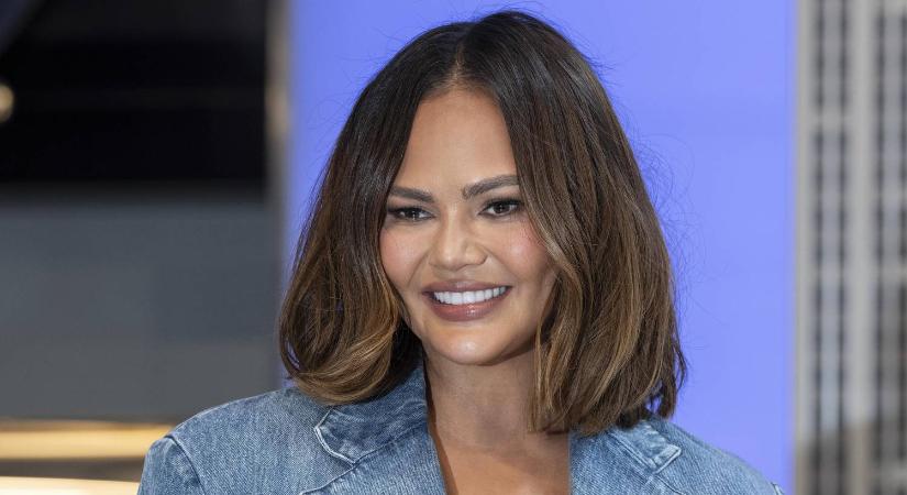 Chrissy Teigen szoknya helyett egy átlátszó szemeteszsákban pózolt