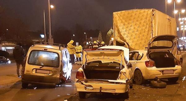 FOTÓK: Lassítás nélkül rohant a pirosnál álló kocsisorba egy autós tegnap az Üllői úton