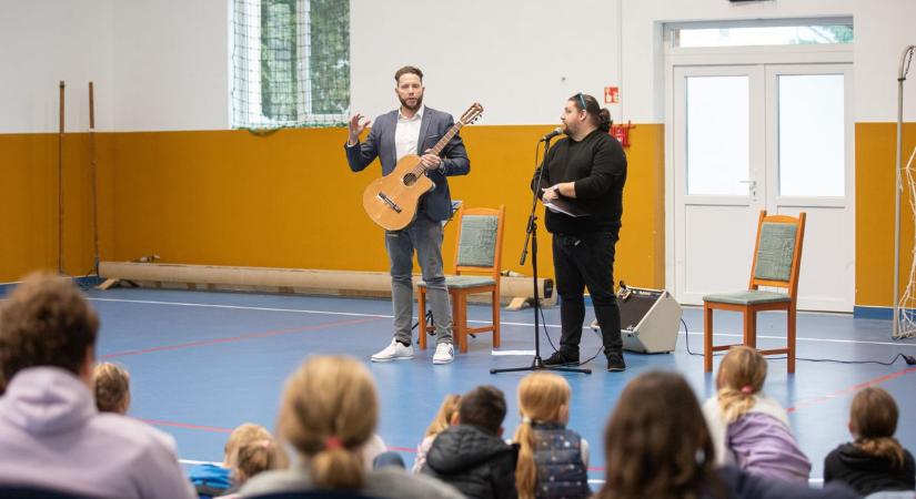 Garabonciások klasszikusokkal bűvölték el a kisdiákokat