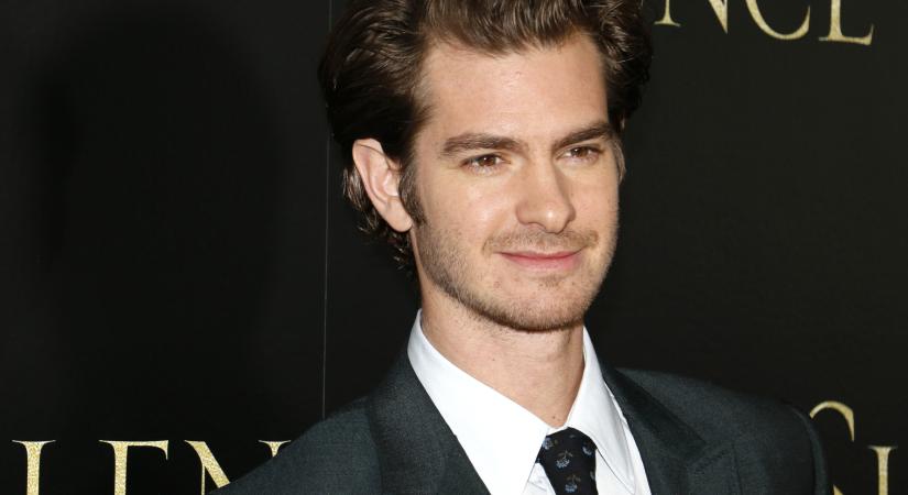 Andrew Garfield és Florence Pugh annyira belemelegedtek egy intm jelenetbe, hogy nem halloták, mikor kell leállni