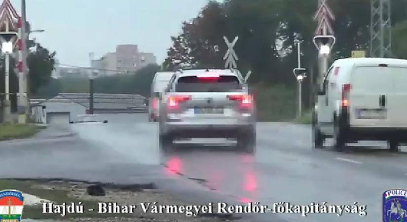 Hajmeresztő képsorok: nem hatotta meg a sofőröket a pirosan villogó vasúti lámpa Debrecenben – videóval