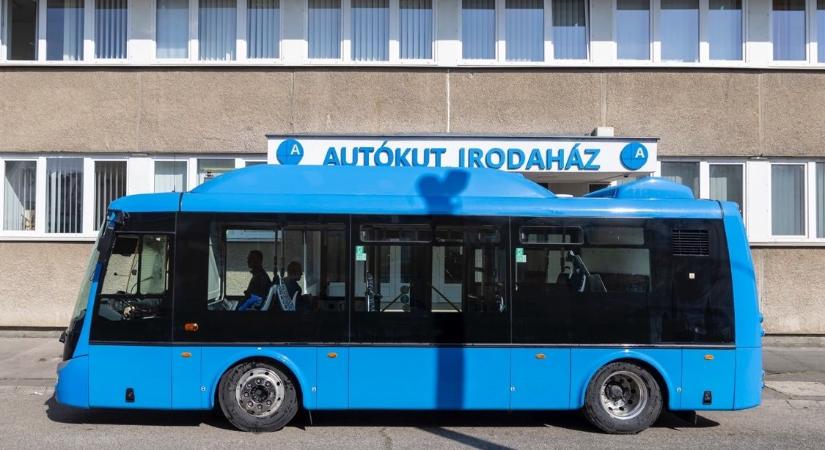 Európai uniós támogatással fejlesztettek új elektromos midibuszt Baján