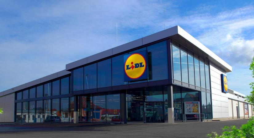 Félmeztelenül, gyerekével a karján rohant be segítségért egy nő a Lidl-be: drámai részletek