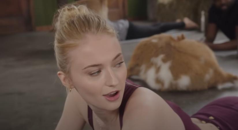Sophie Turner feszülős szerkóban jógázik, cuki kecskékkel – videó