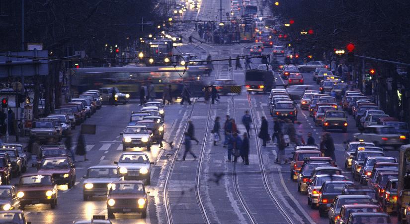 Emberkísérletet végez a BKK egy budapesti útszakaszon