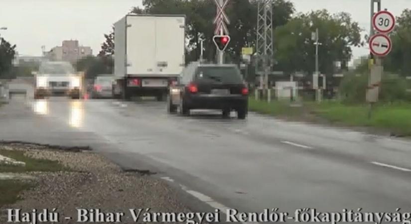 Ilyen van?! Annyi szabálytalanságot követtek el a hajdú-bihari vasúti átjárónál, hogy megszámolni se lehet – videóval