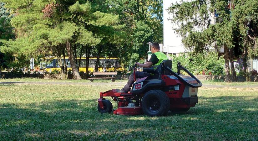 Ősszel is dolgoznak a Városgondozás multifunkciós traktorjai