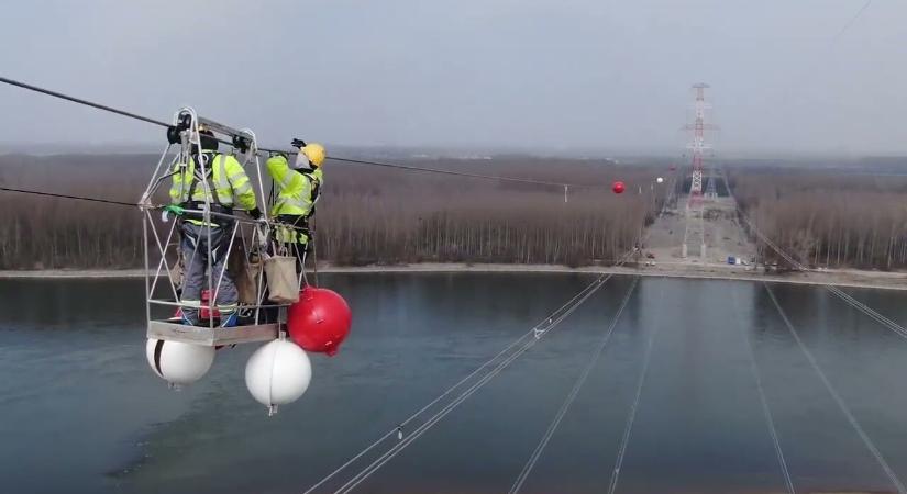 Távvezeték épült a Tisza felett