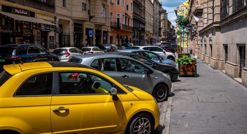 Hét civil szervezet azt javasolja, hogy töröljék el az ingyenes parkolást egész Budapesten